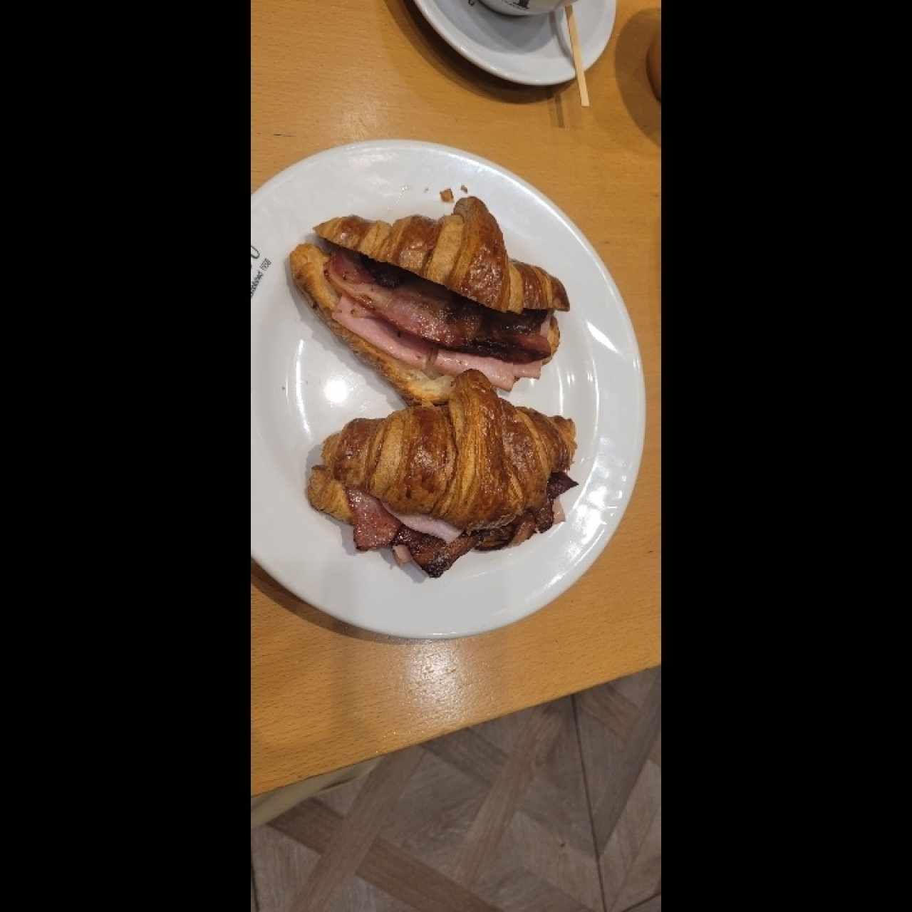 Emparedado croissant jamón y tocino 