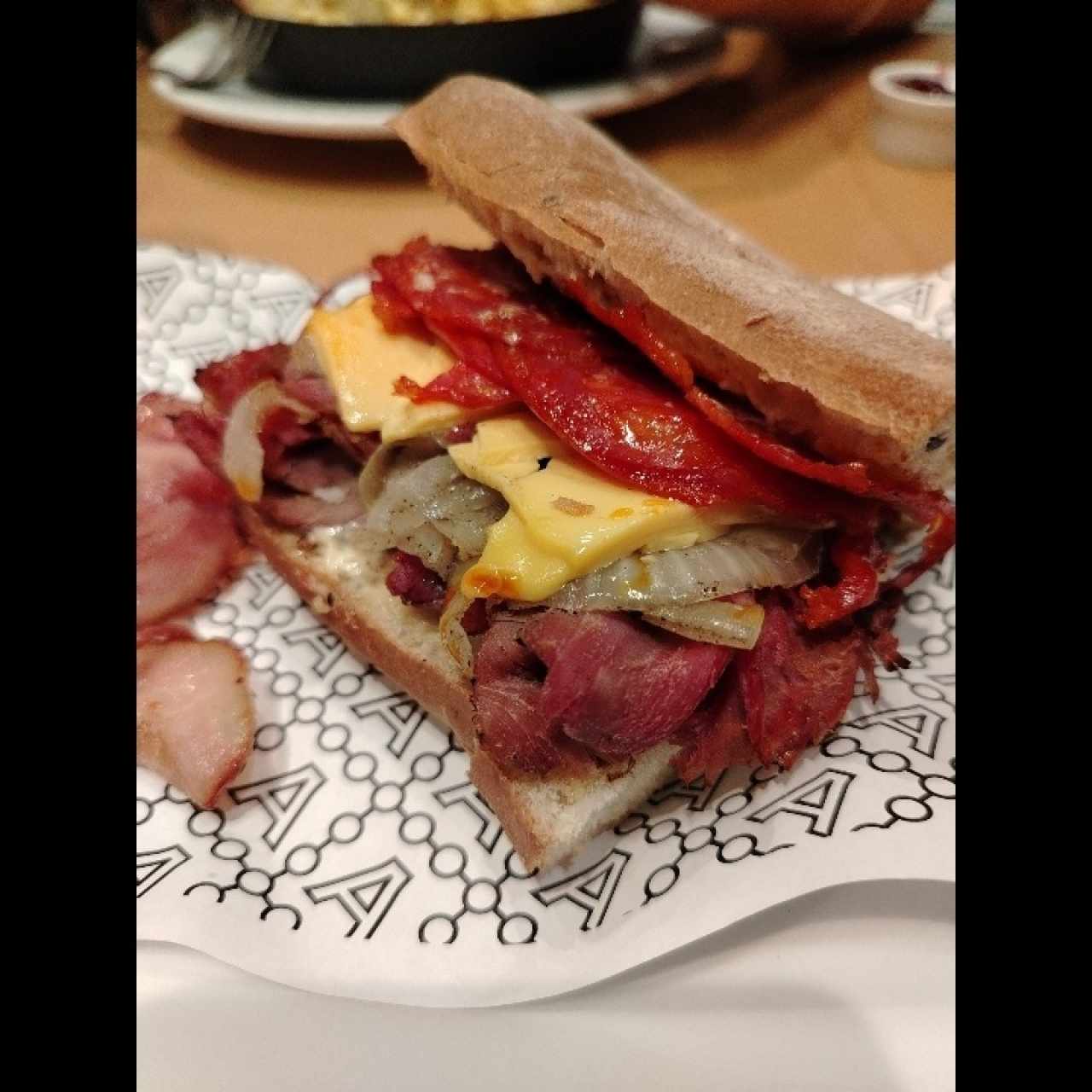 Emparedado pastrami con extra cantimpalo 