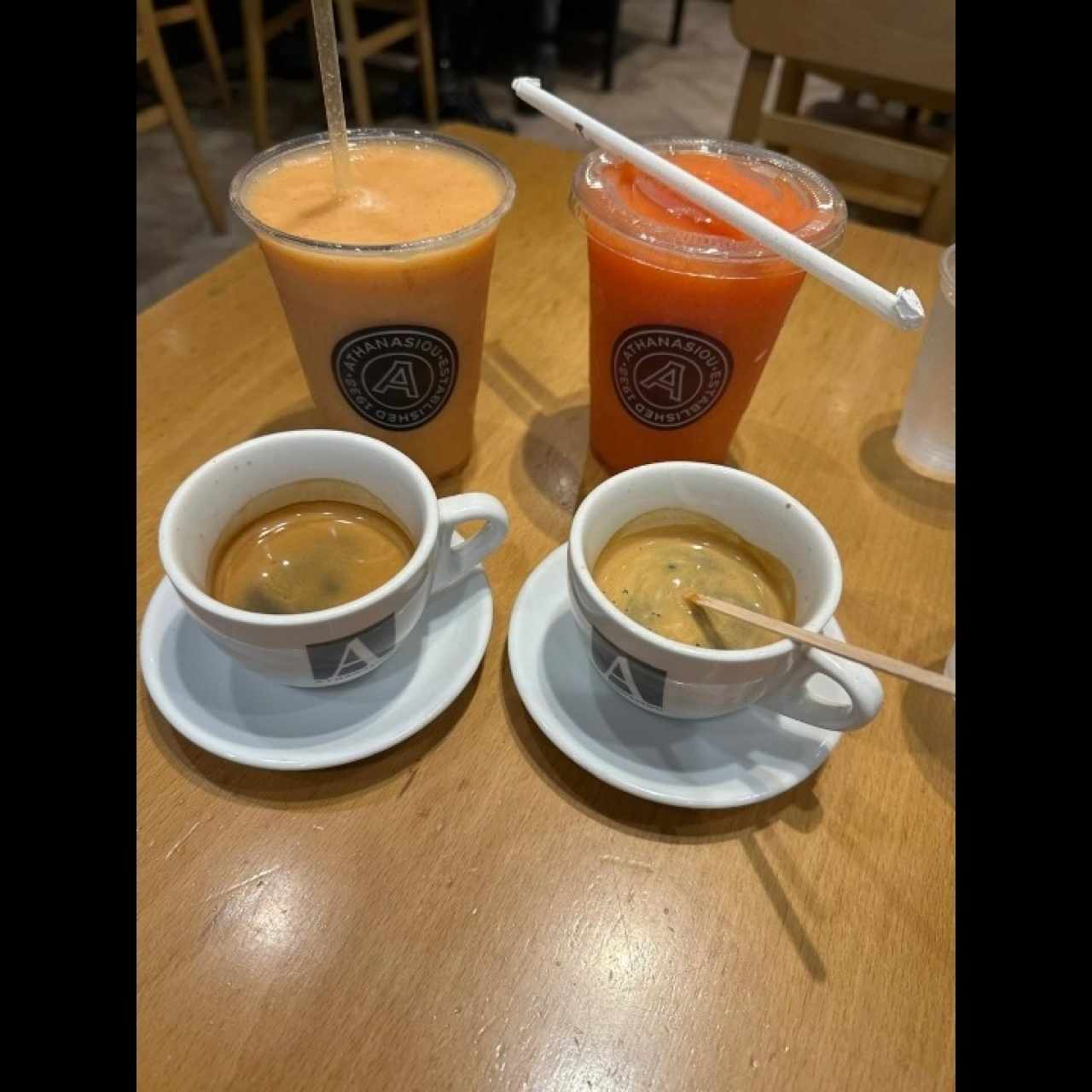 Café expreso doble y smoothie 