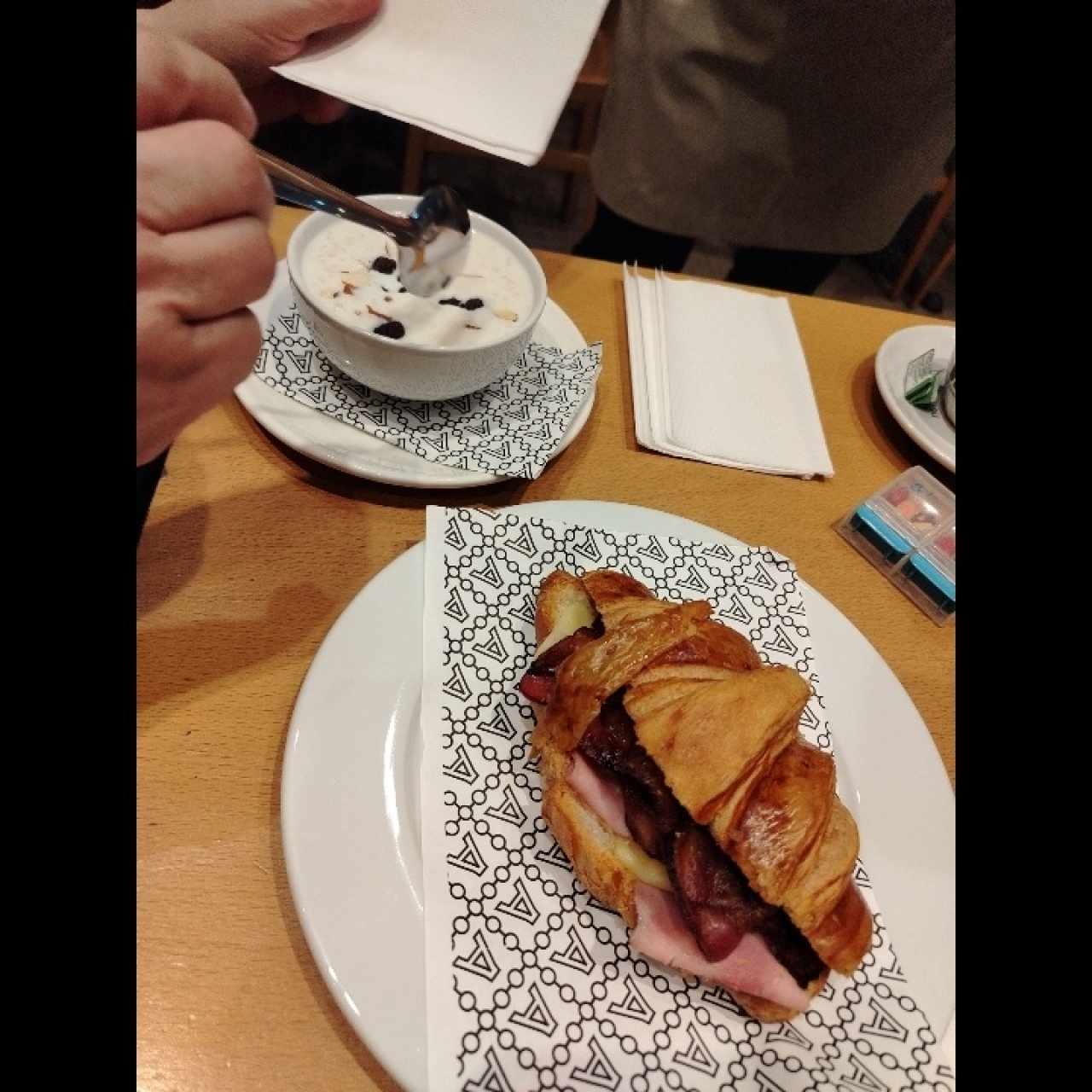 Avena chica y croissant 