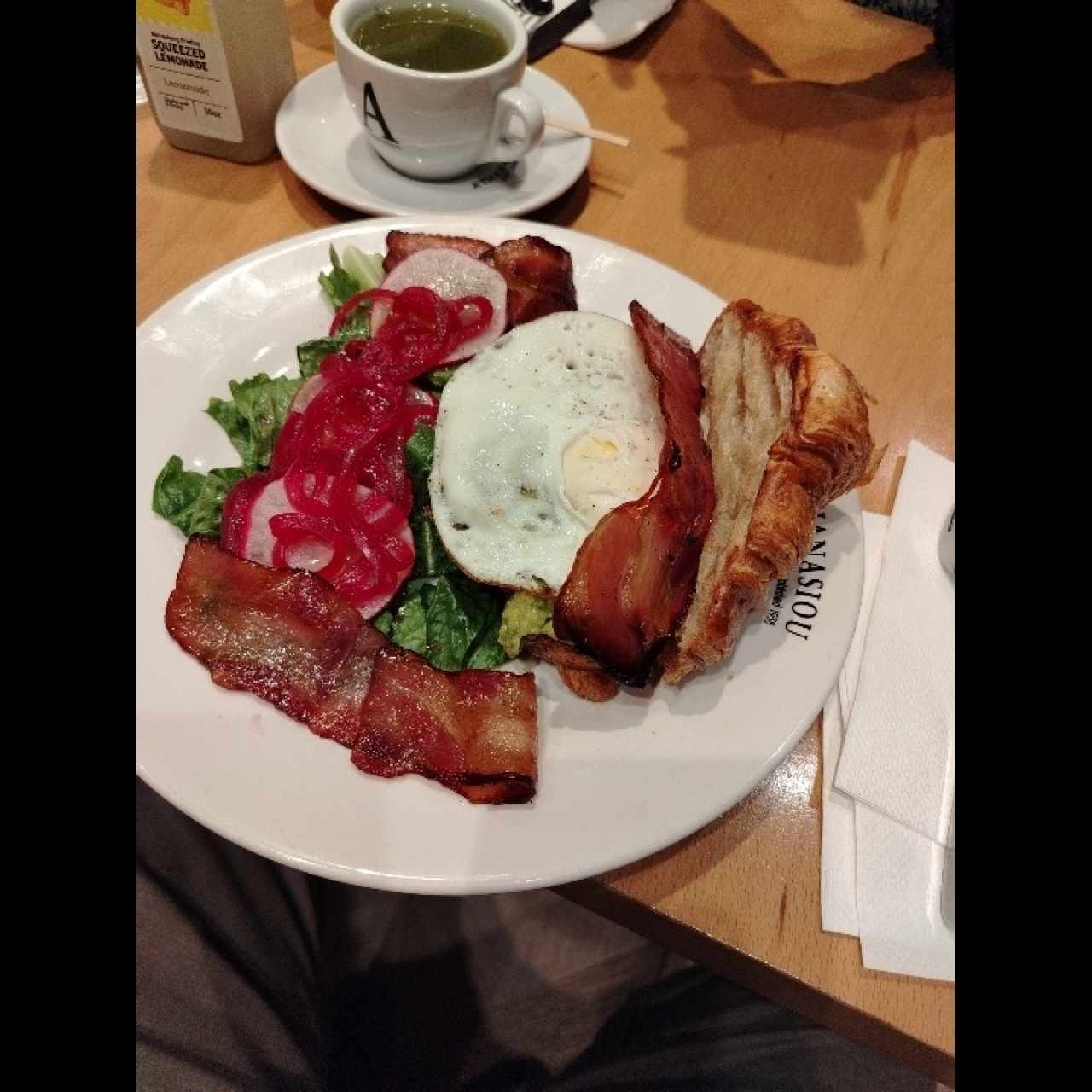 Avocado croissant huevo frito 