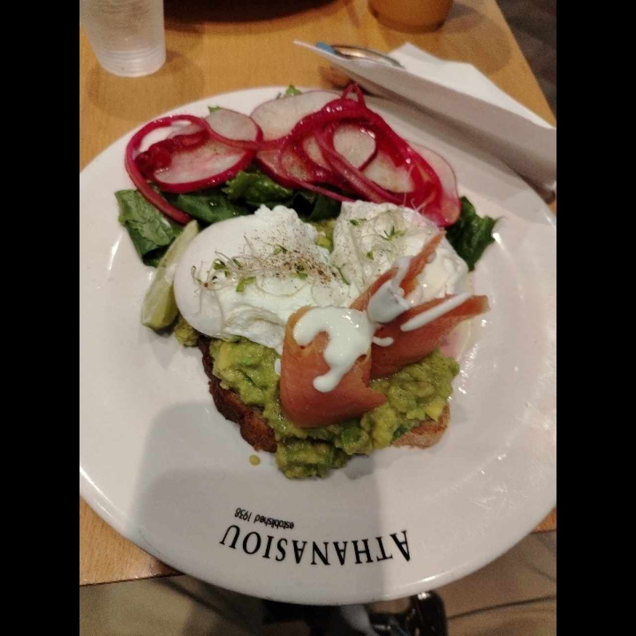 Pan masa madre con avocado y huevo 