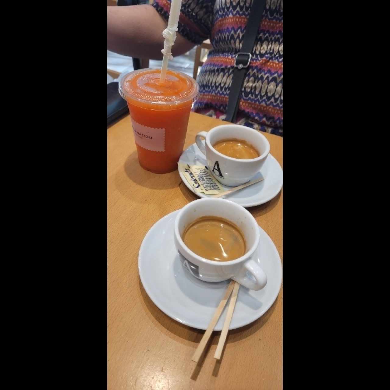 Café expreso doble y smoothie papayas 