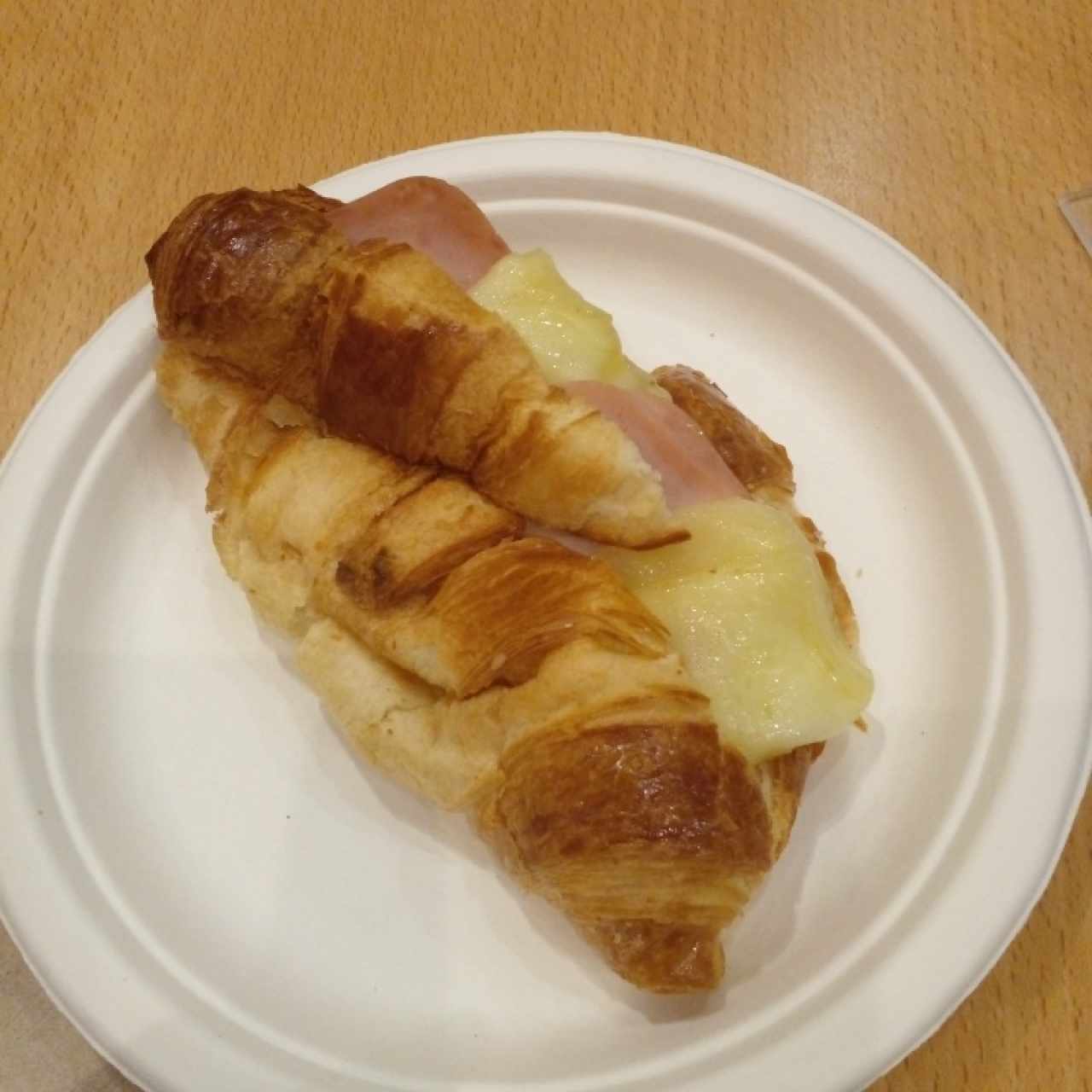 croissant con jamón y queso