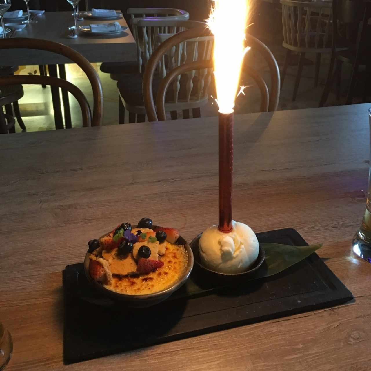 Crème Brûlée con helado de chocolate blanco (obsequio por mi cumpleaños). 