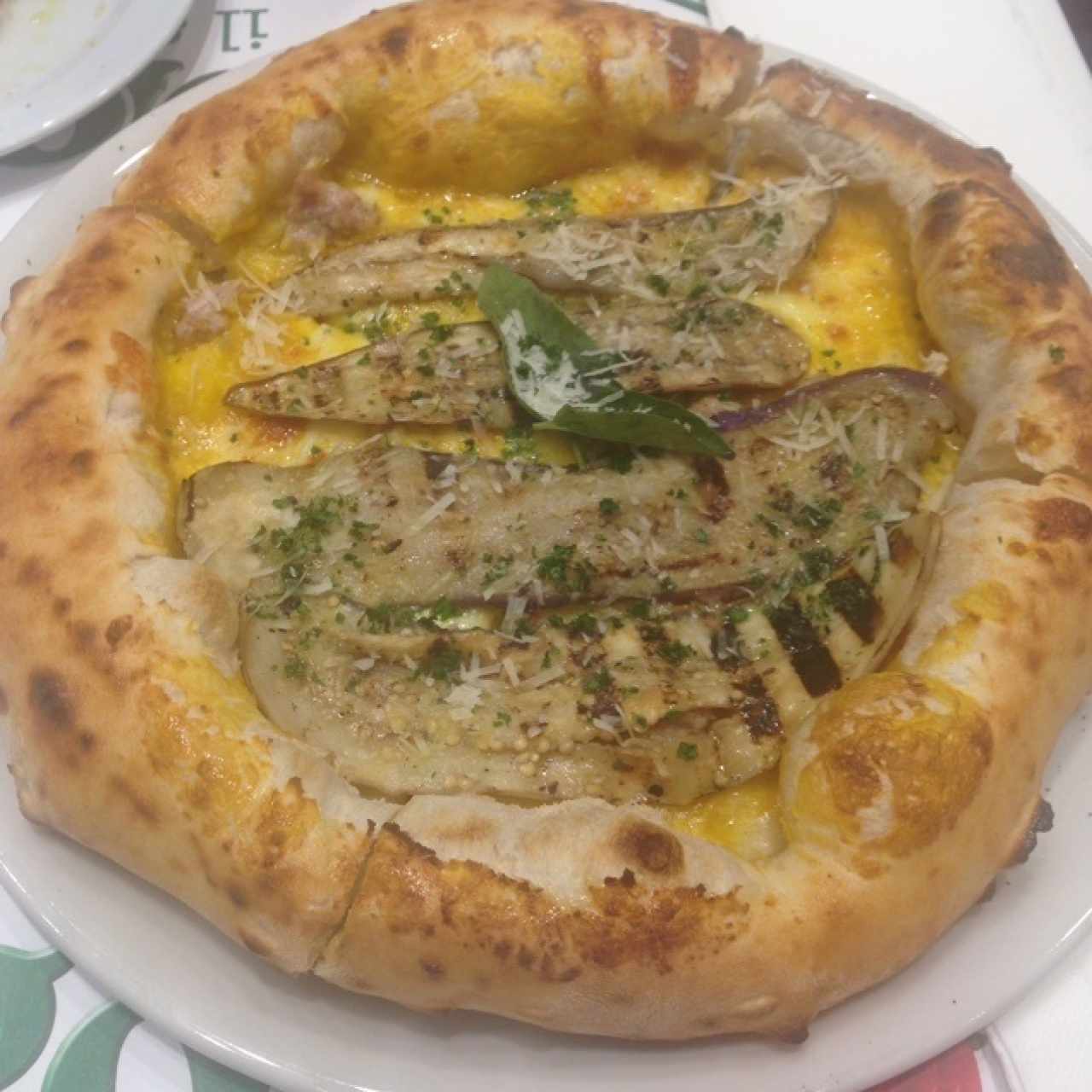 pizza con berenjena y crema de zapallo. espectacular! 
