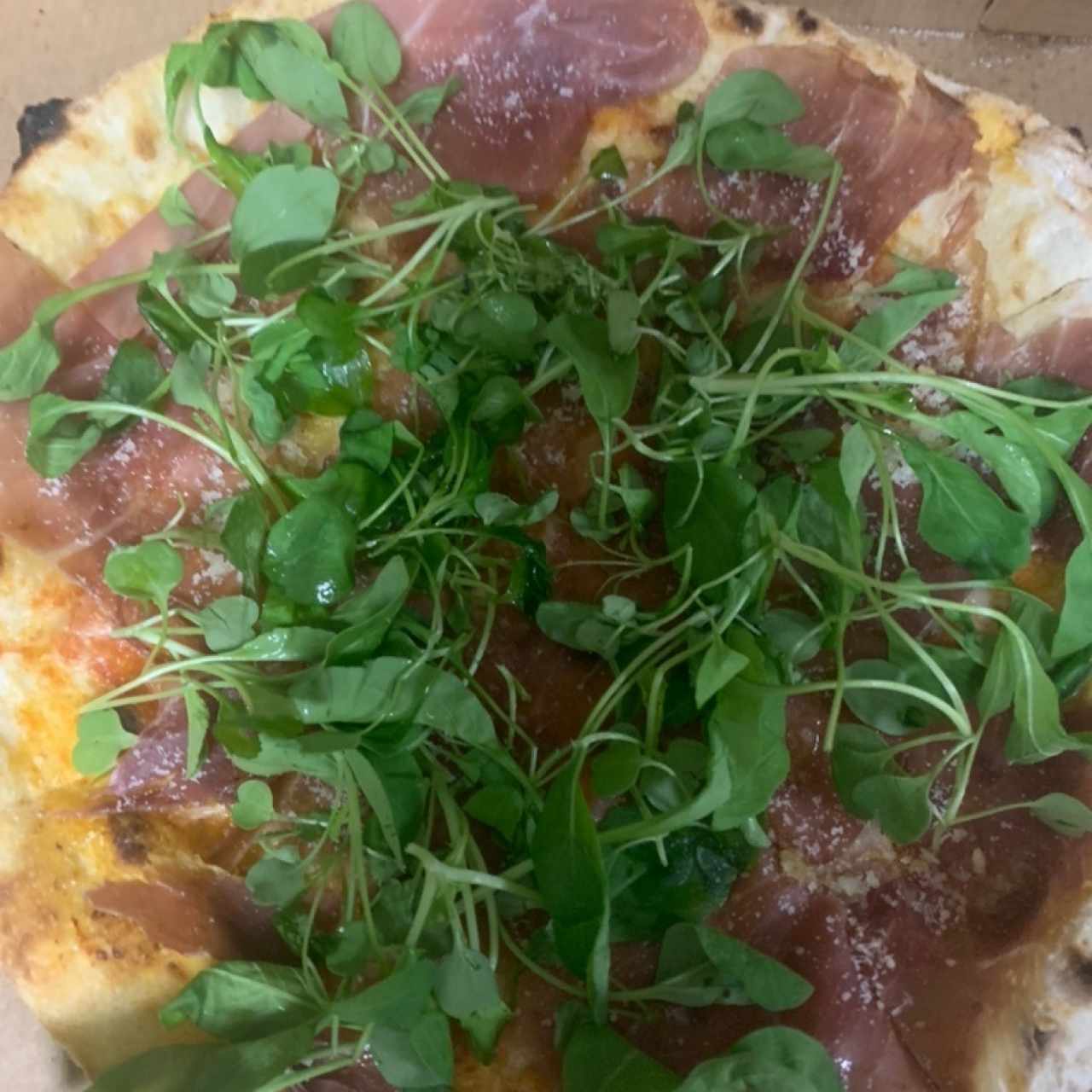 piza de prosciutto y arúgula