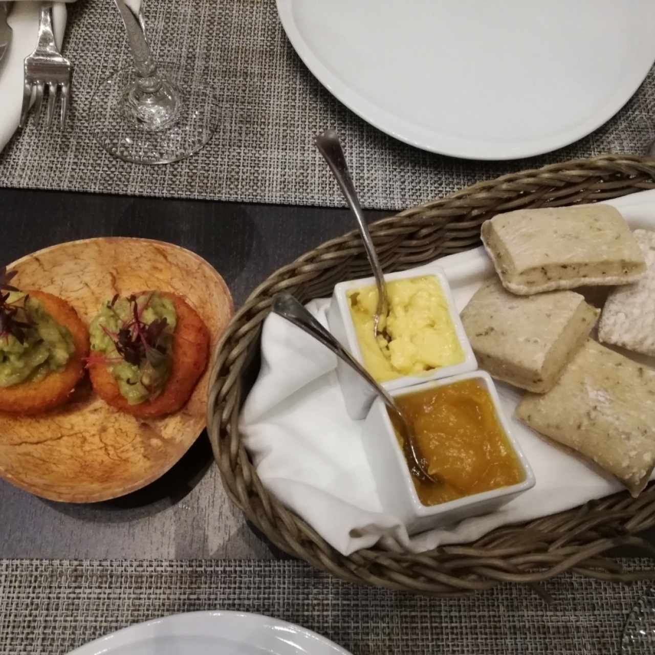 pan de la casa y entrada de buñuelos con guacamole 