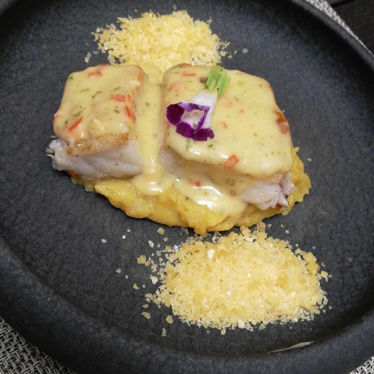 Corvina en salsa cremosa de ajo.