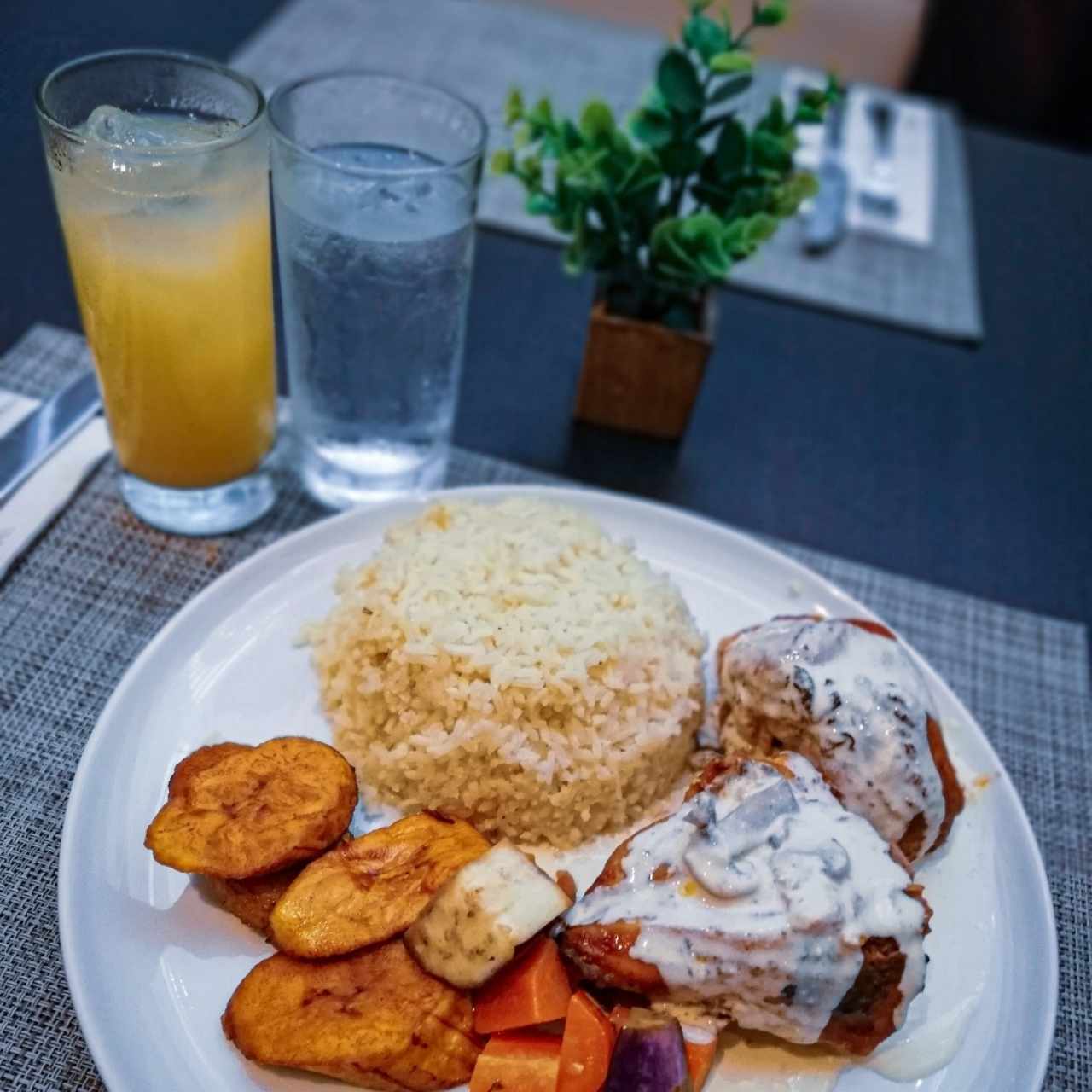 menú ejecutivo, pollo en salsa de hongos 🤩