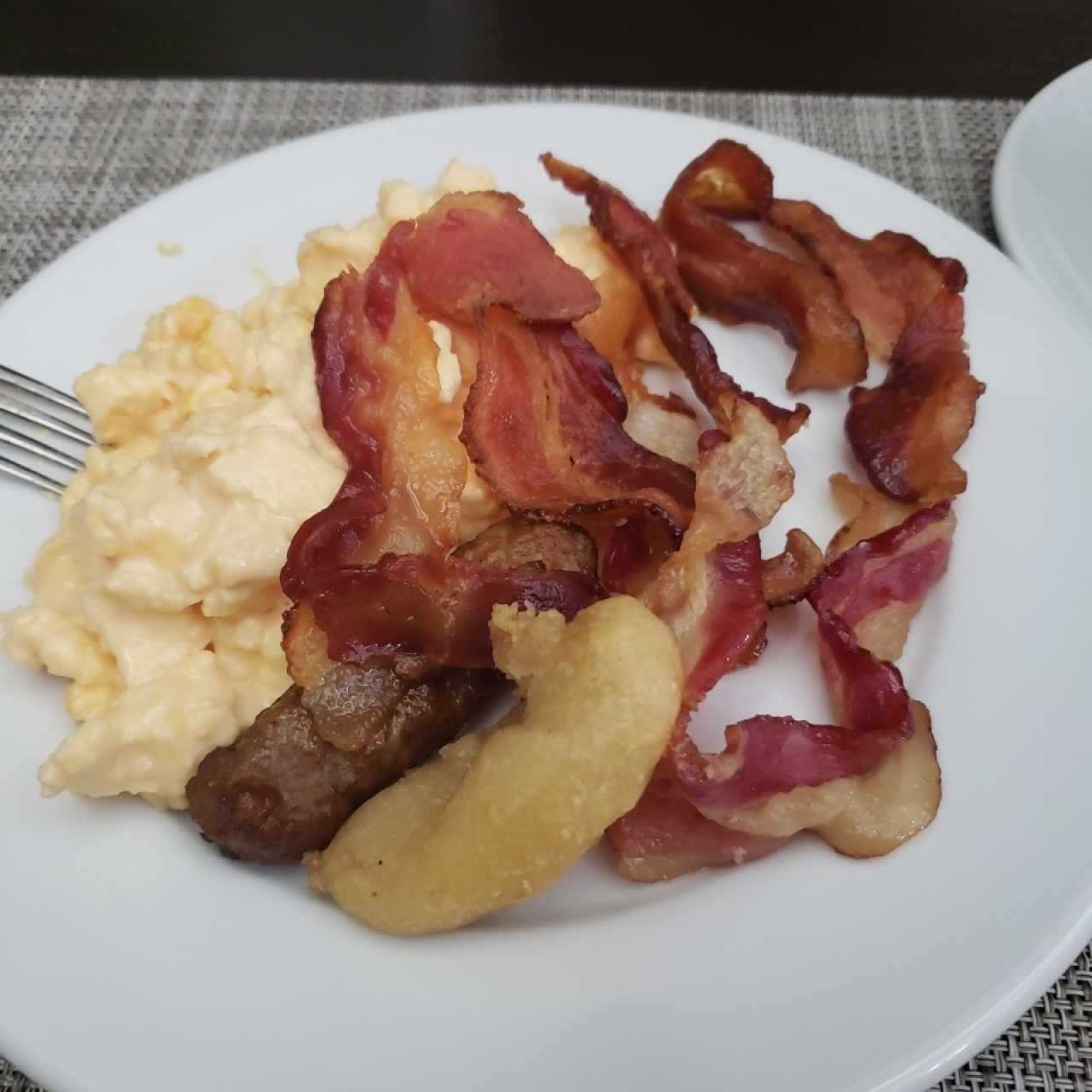 Huevos revueltos con tocino