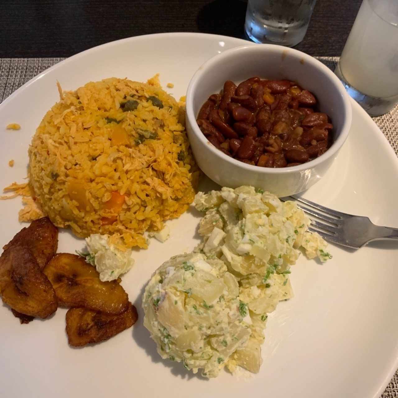 arroz con pollo, tajadas, papas