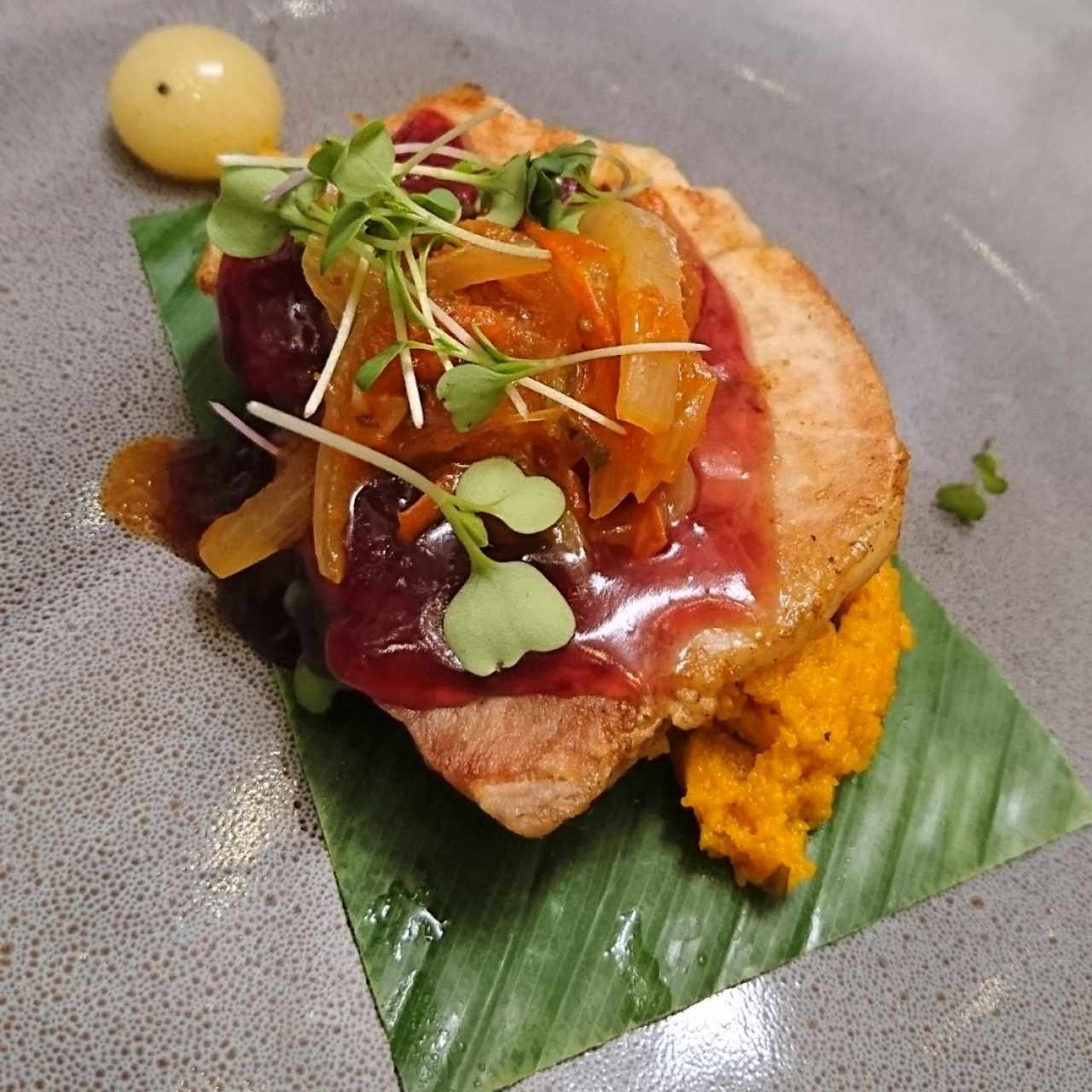 Lomo de cerdo con tamal de olla