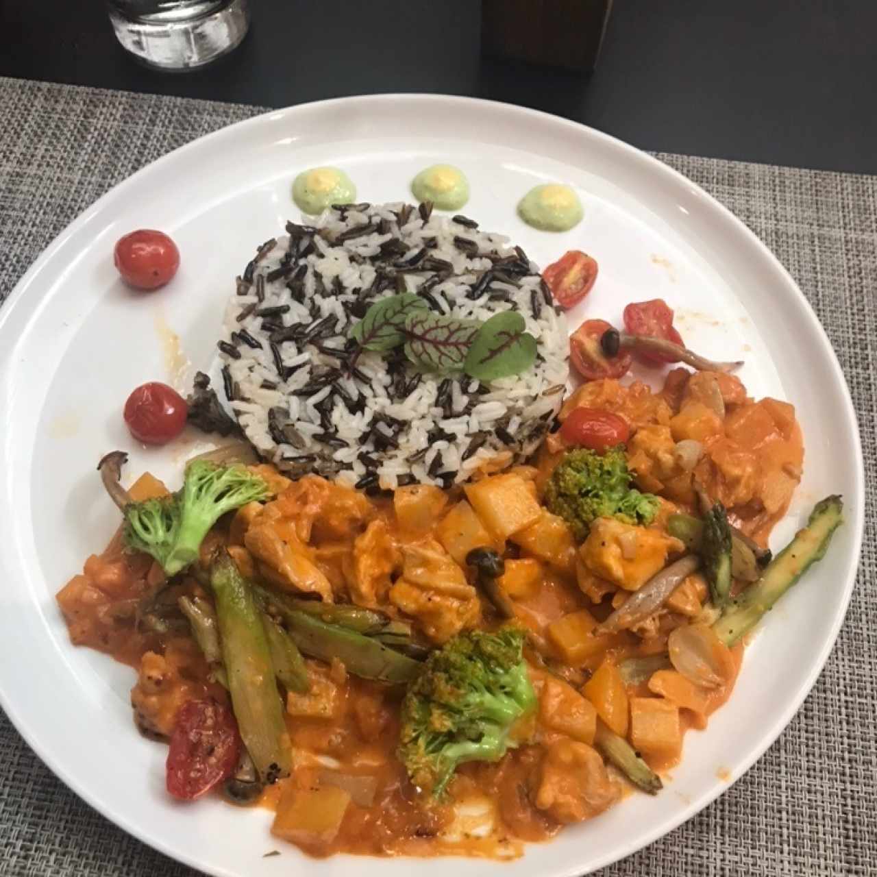 Conejo con arroz salvaje.  Delicioso.  Muy recomendado