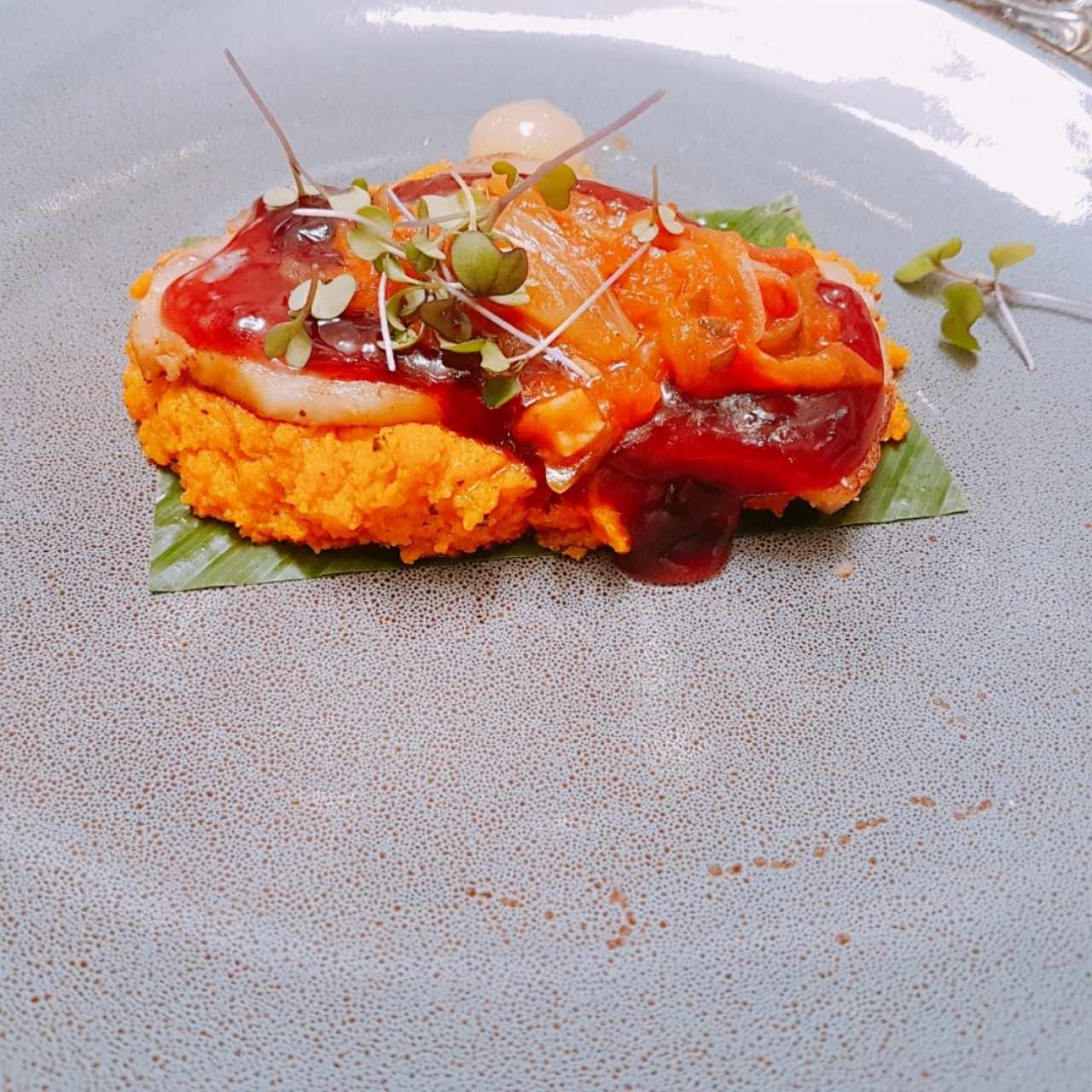 Lomo de cerdo con tamal de olla