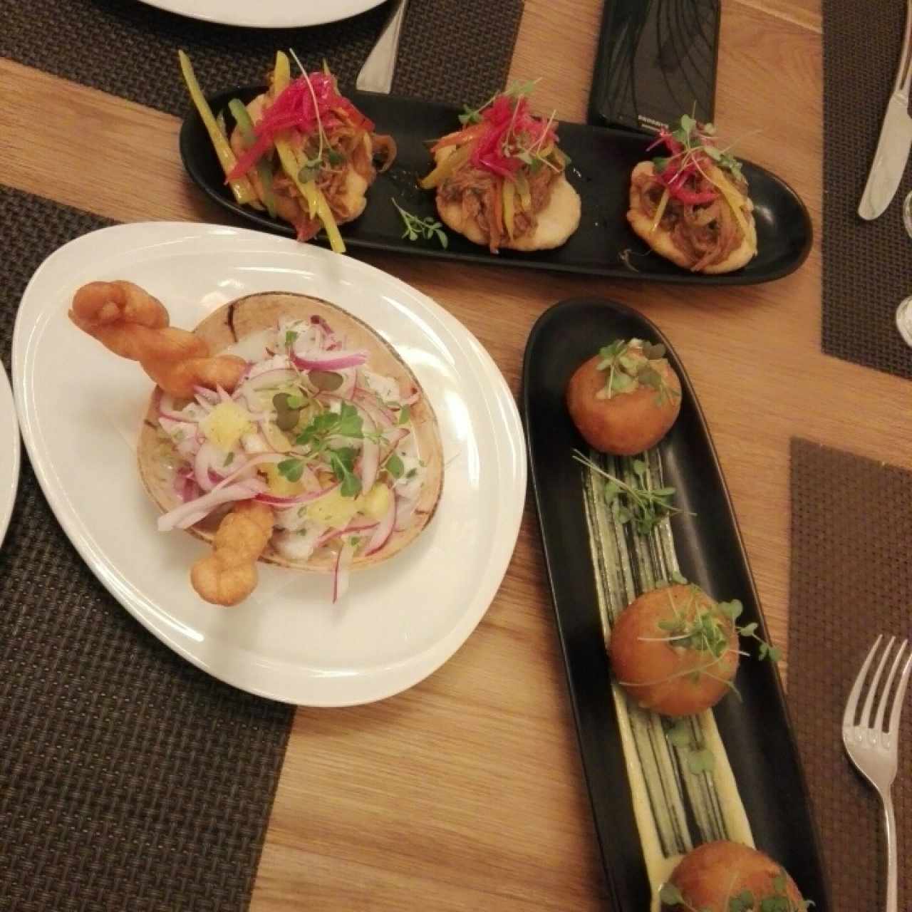 Ceviche, hojaldre con ropa vieja y torrejas de bacalao