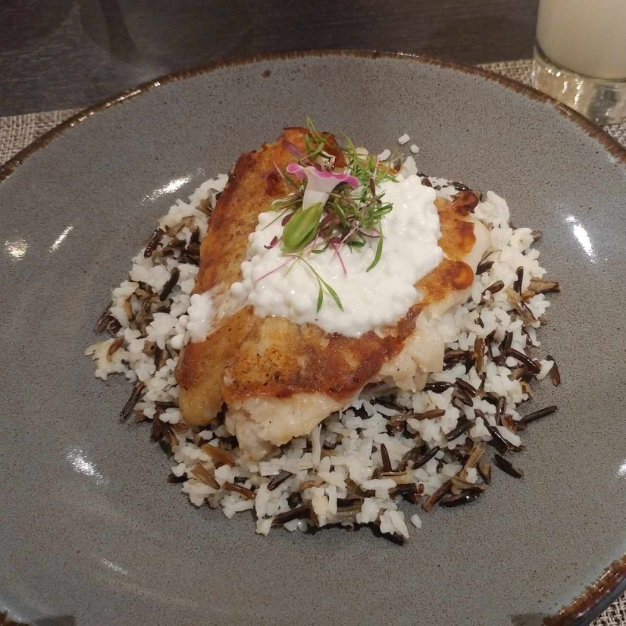 Corvina a la plancha con arroz salvaje y caviar de coco