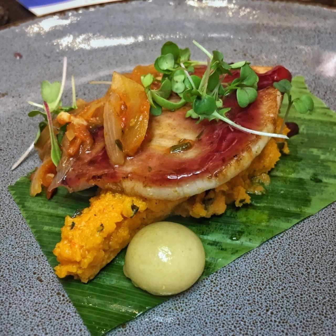 Lomo de cerdo con tamal de olla, salsa de ron abuelo y sofrito nacional