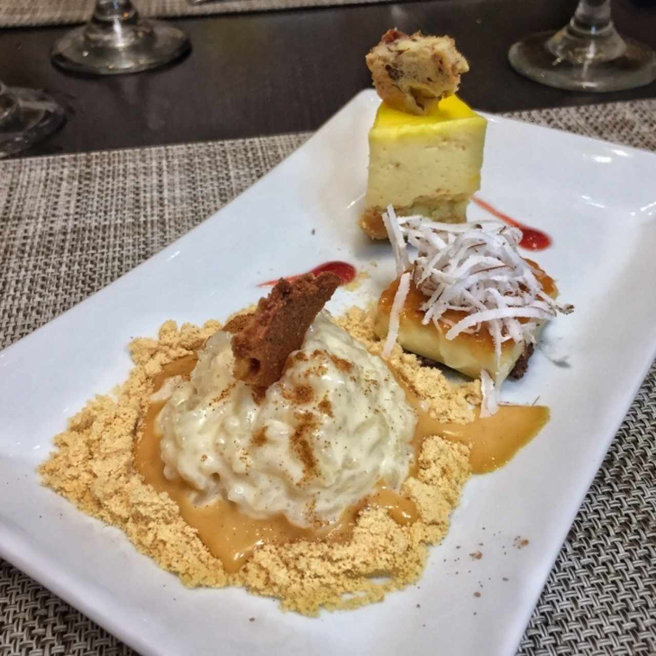 Arroz con leche, flan de coco y cheesecake de chicheme