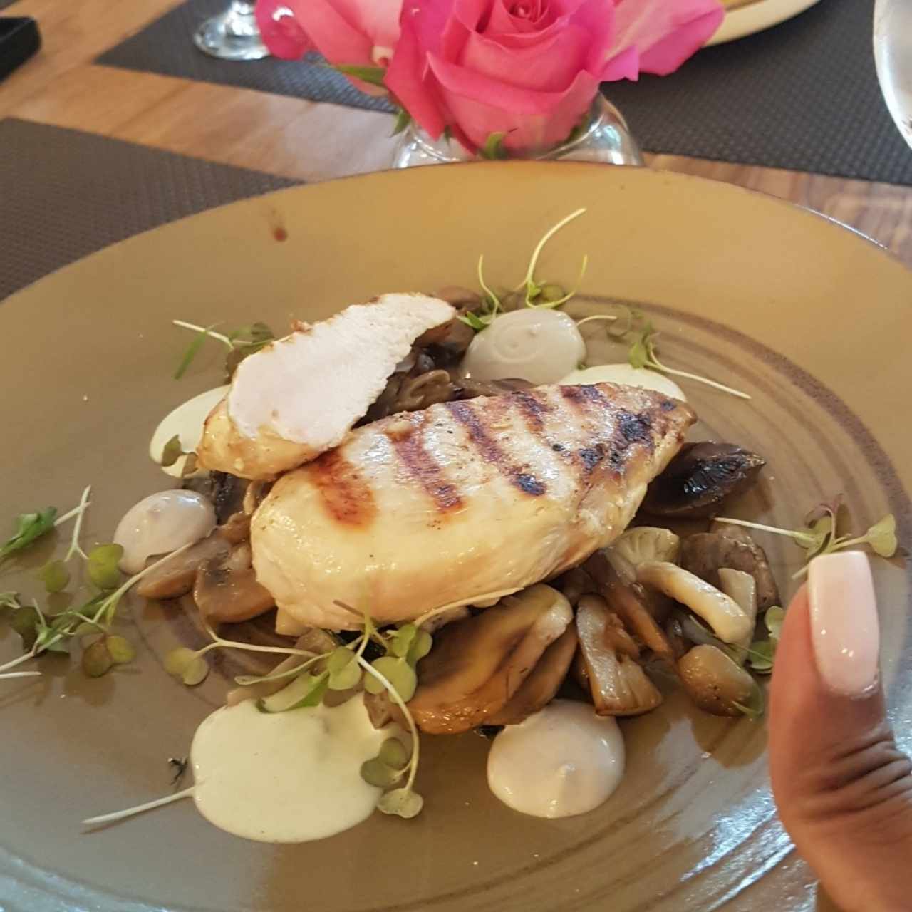Pollo con espinacas y champiñones