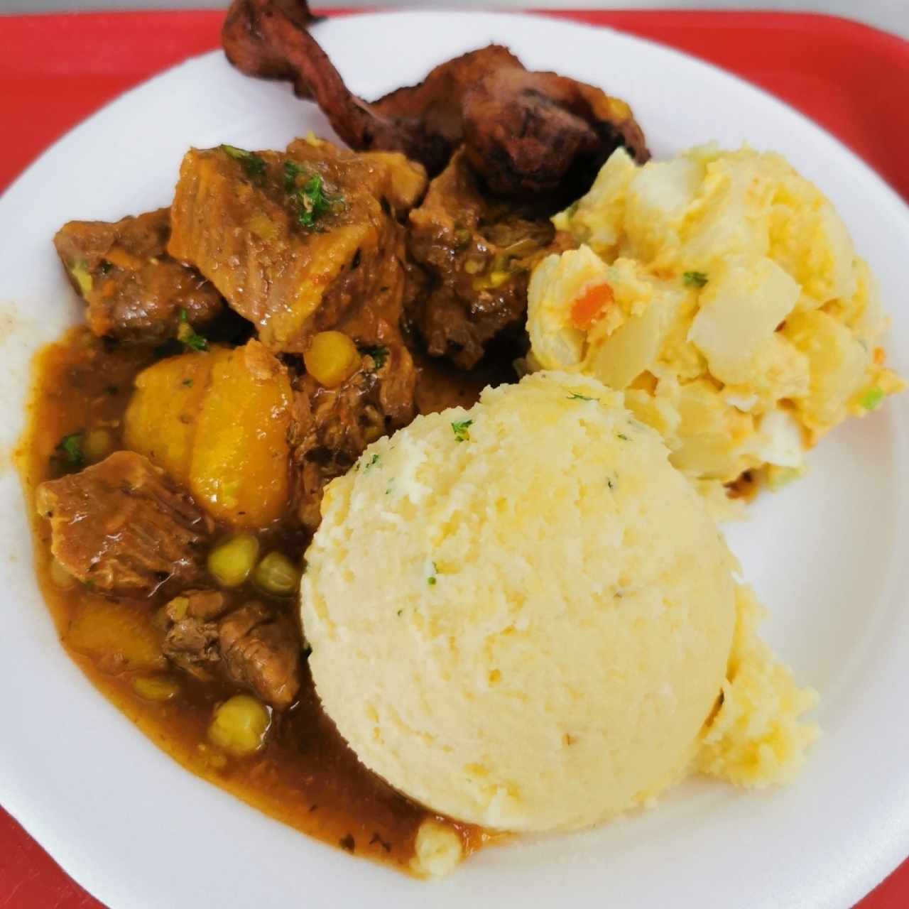 Carne guisada con puré y ensalada de papa