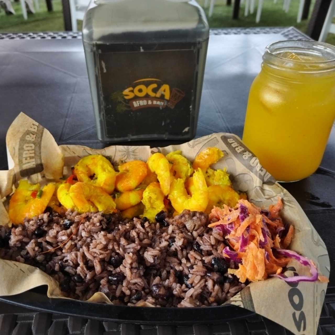 Platos Fuertes - Camarones en leche de coco, curry y jengibre; arroz con coco, frijoles y rabito; ensalada y jugo de maracuyá