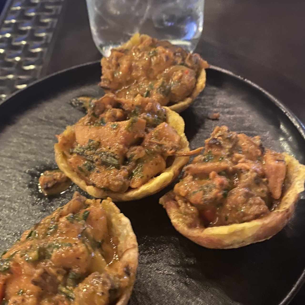 Patacones rellenos con mariscos