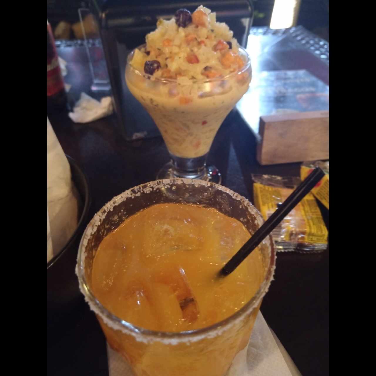 Coctel de camarones y margarita de maracuya 