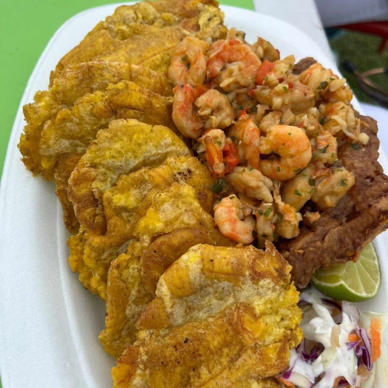 Filete de pescado a lo macho con patacones