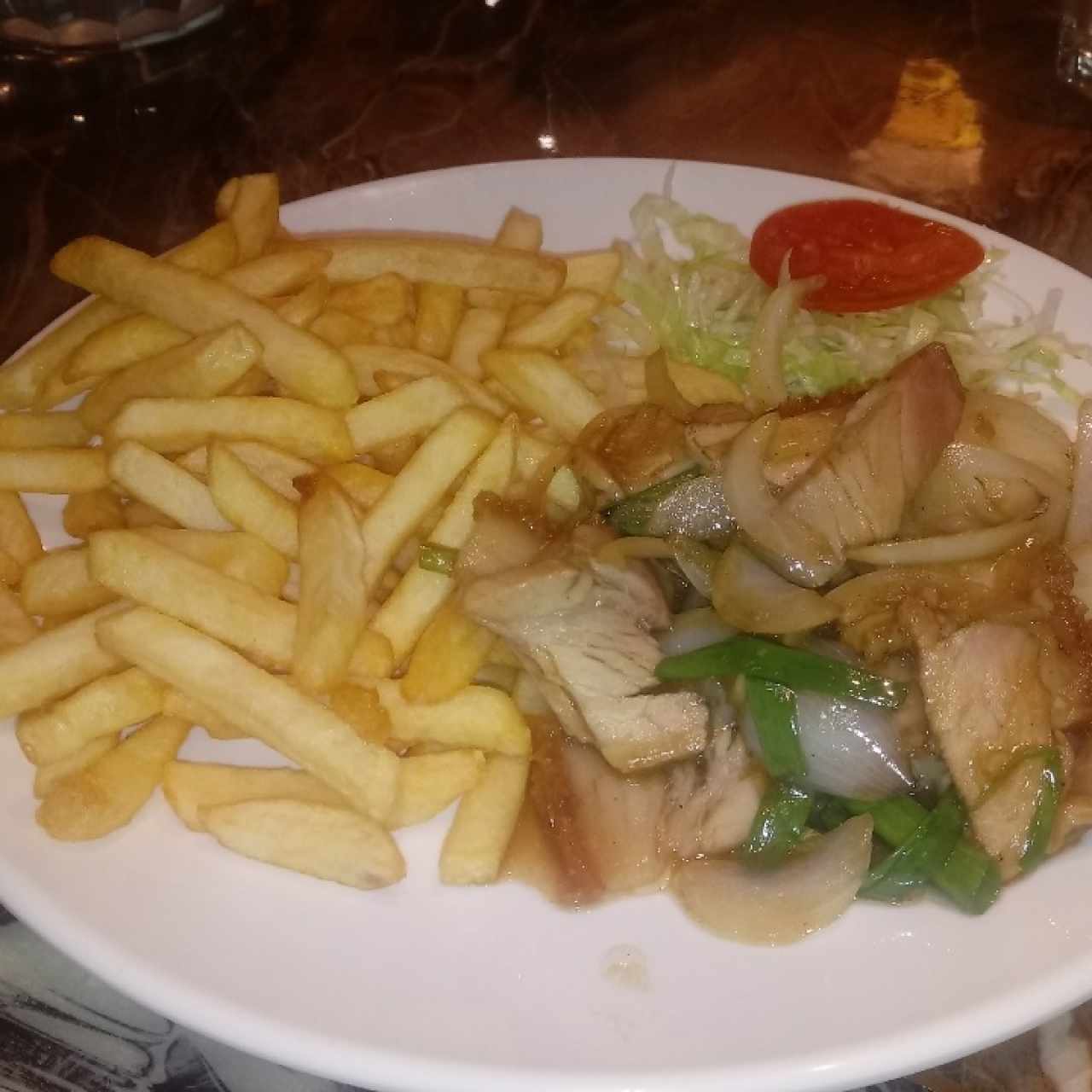 lechón asado con papas fritas