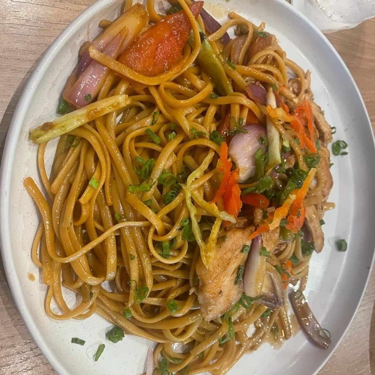 TALLARIN SALTADO DE POLLO (Tallarines con Pollo Saltado y Toques Caribeños)