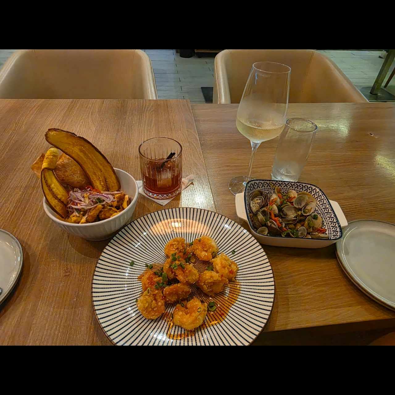 camarones. ceviche y almejas