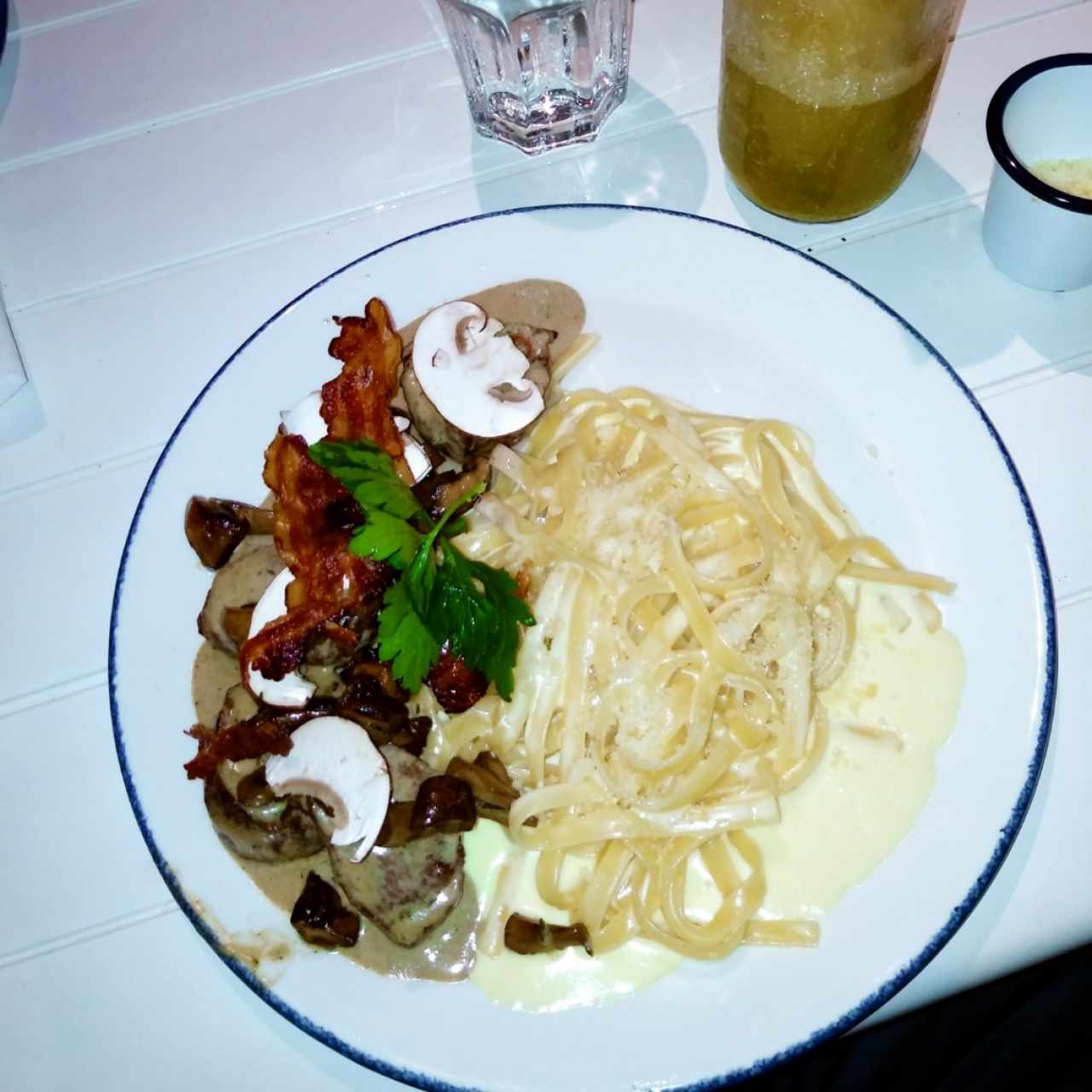 Medallones, tocinos con hongos y pasta en salsa blanca