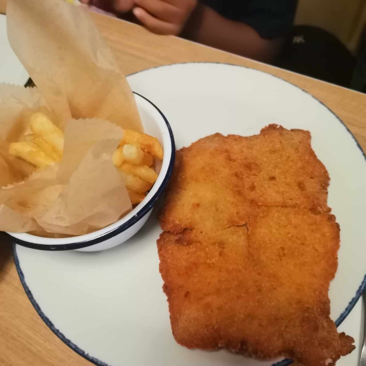 Milanesa de Pollo con papas fritas menu de niños