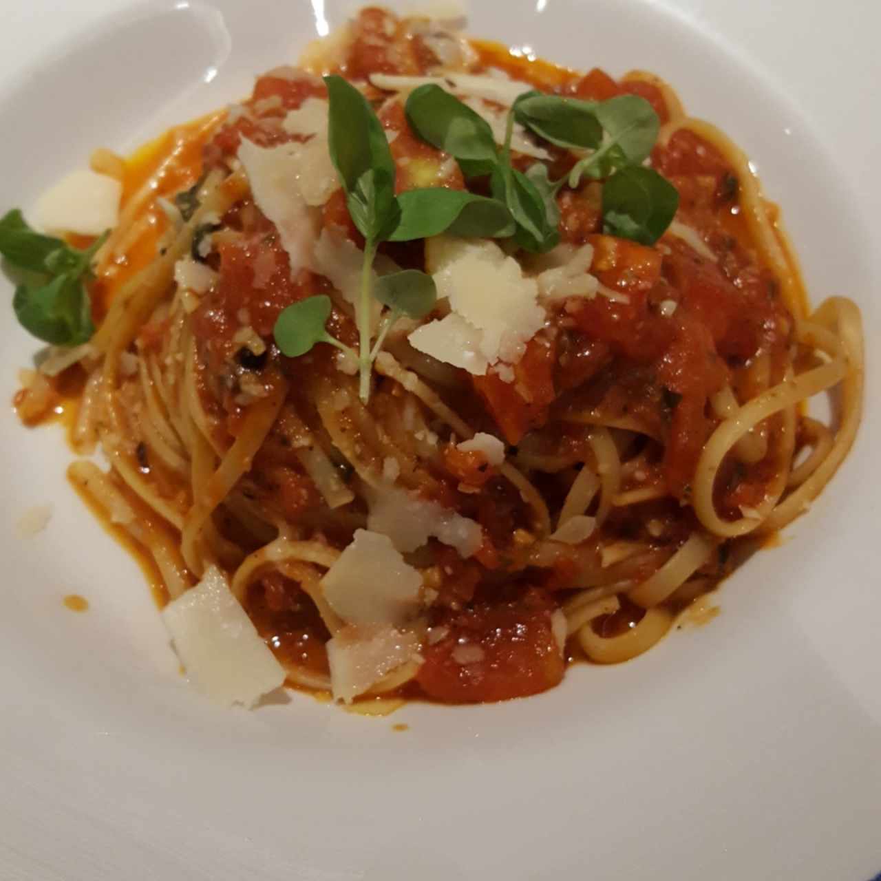 linguini con salsa de tomates frescos