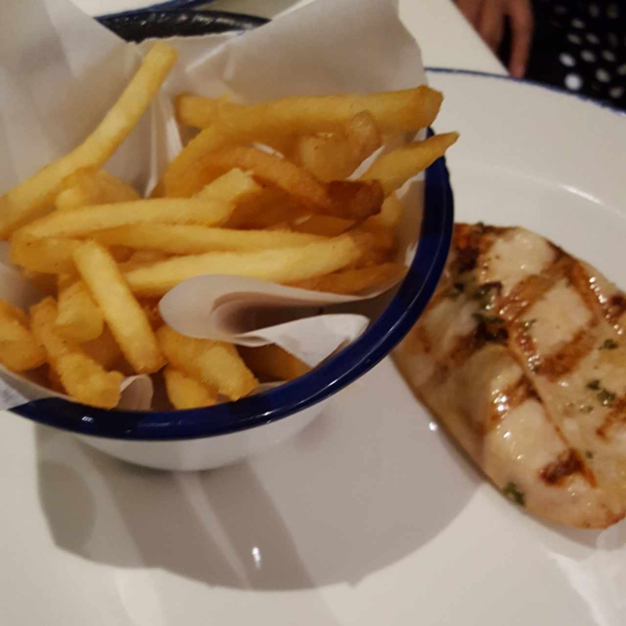 menú niñis pollo al grill con papitas