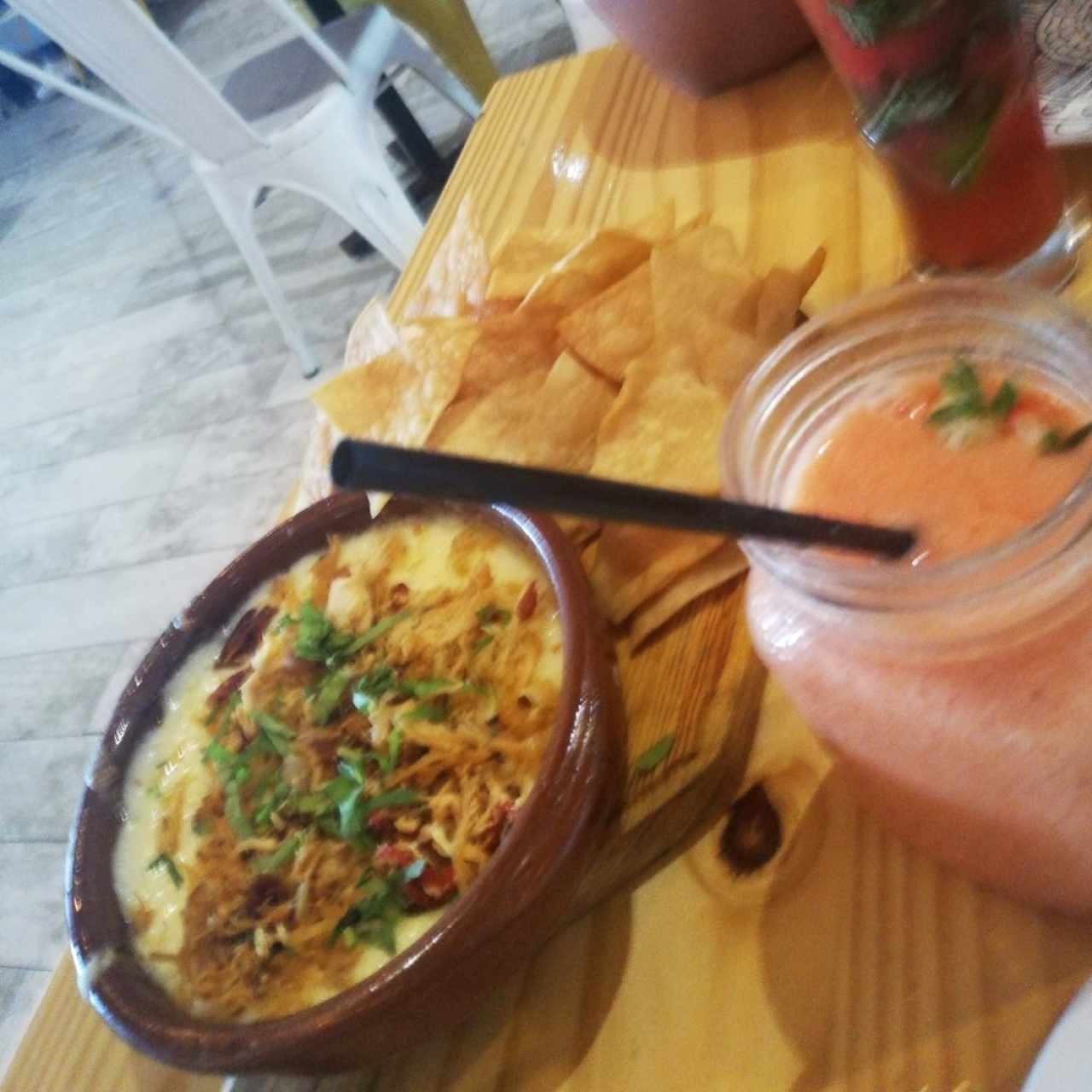 Queso fundido matrimonio feliz y licuado natural fresa banana
