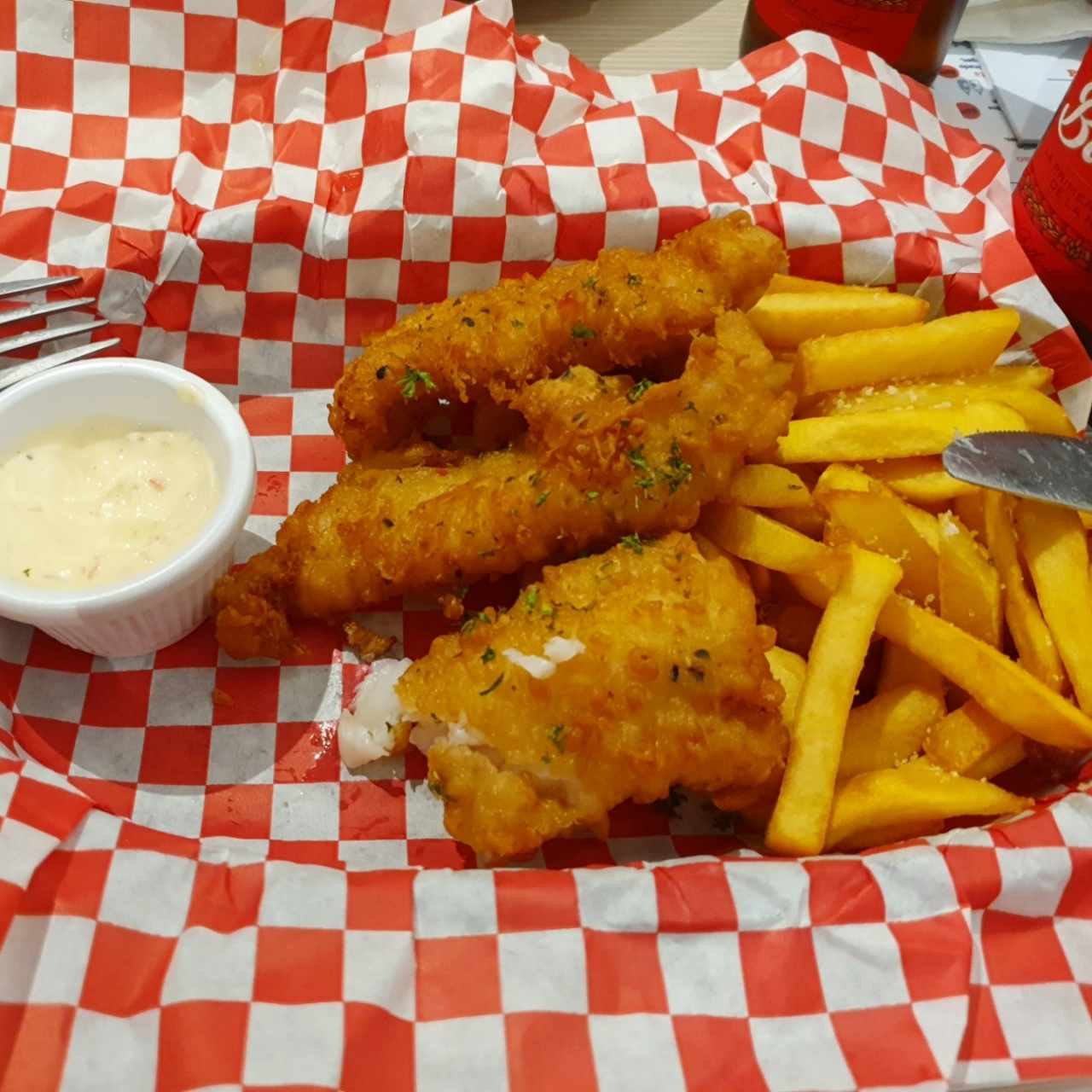 Fish and chips con salsa tártara. 