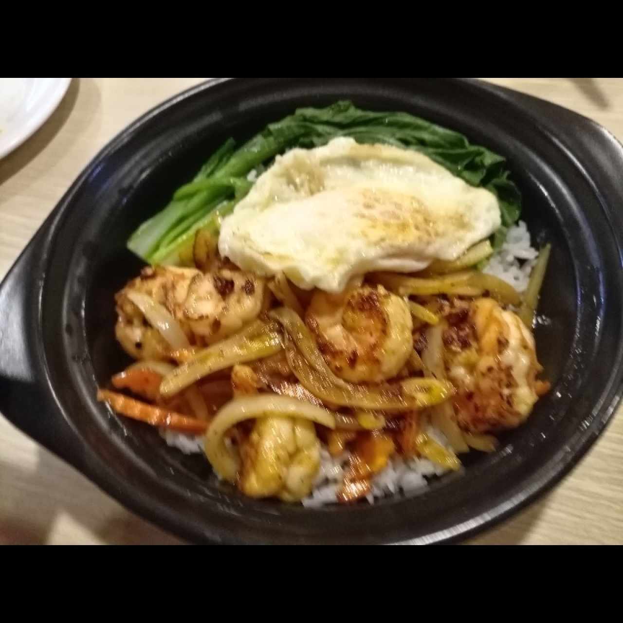 Comida con camarones y arroz