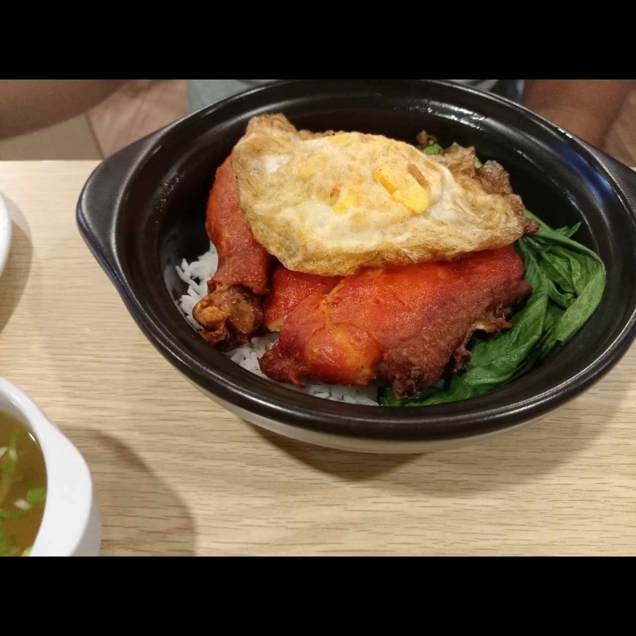 Pollo con arroz y hoja de mostaza 
