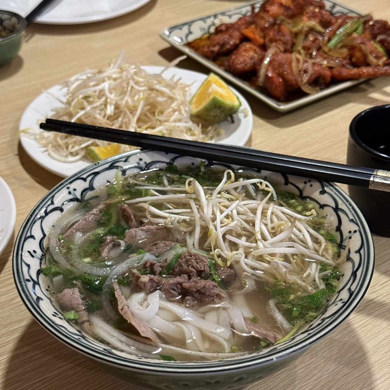 Pho y alitas en salsa Vietnamita