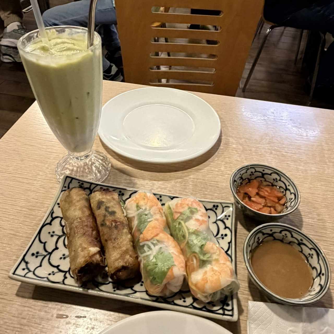 Rollitos mixta, batido de aguacate 