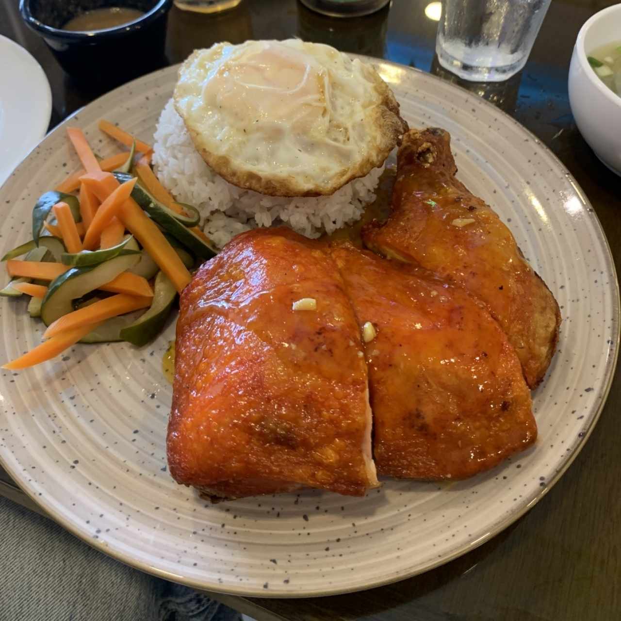 Arroz de jazmin y pollo asado .