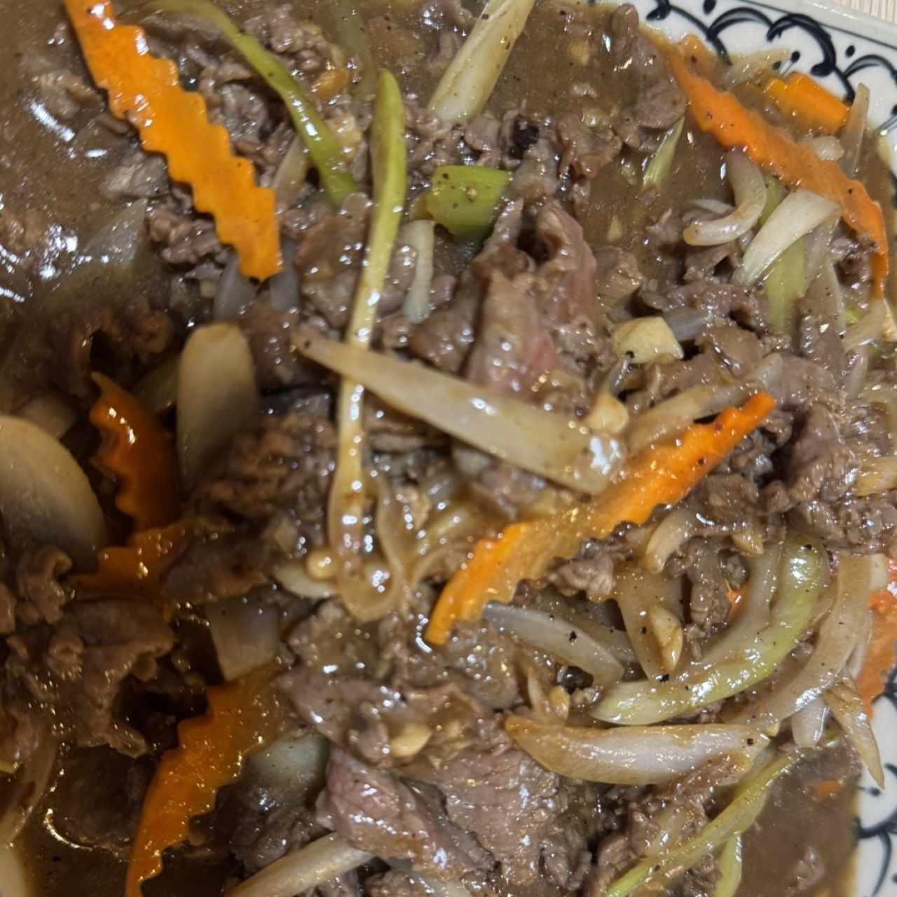 Carne de res con salsa de pimienta 