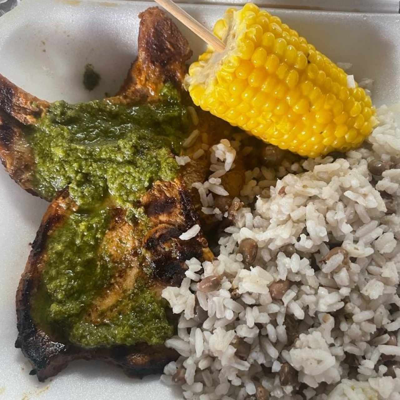 Chuletas con Arroz con Guandú y Mazorca
