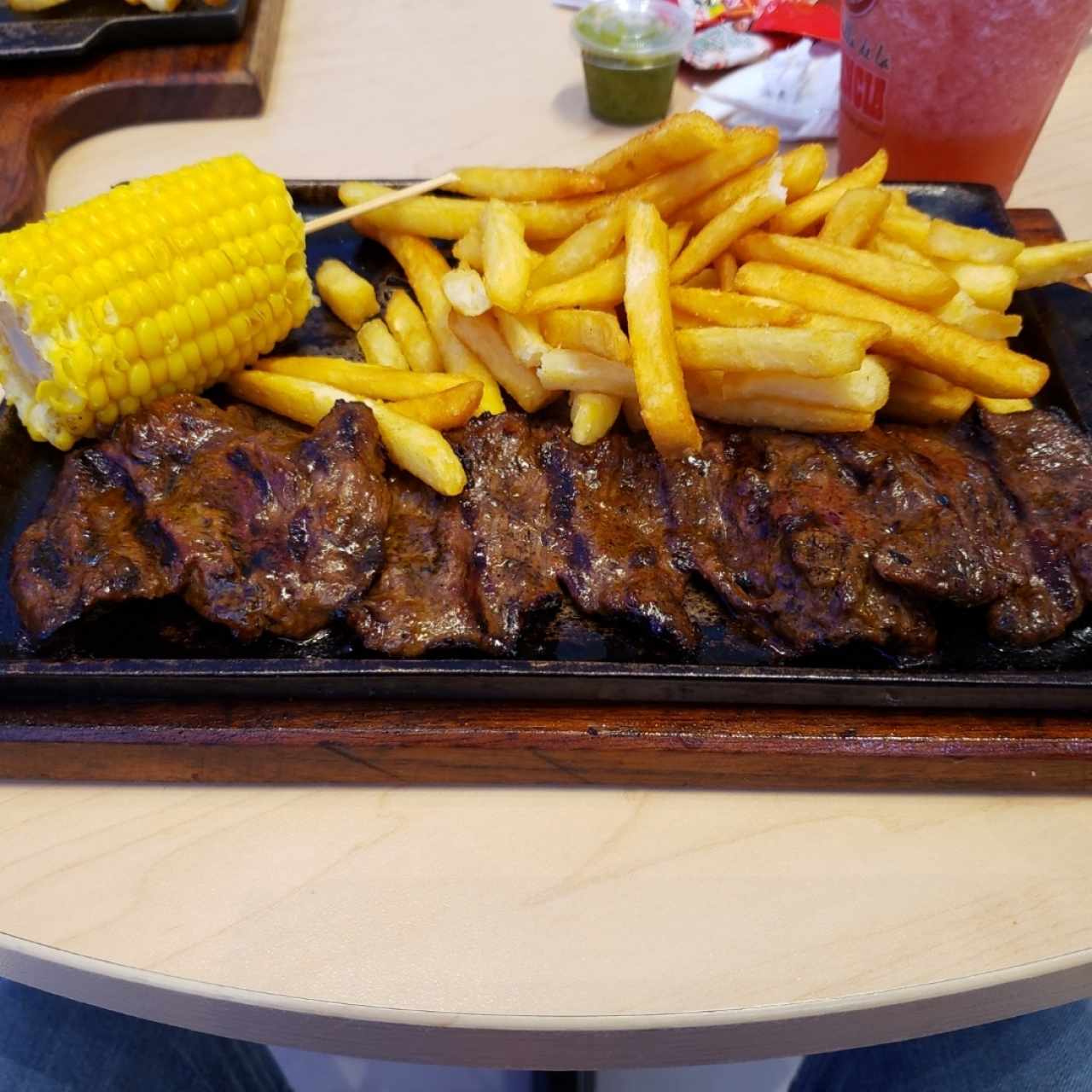 entraña con papas y mazorca