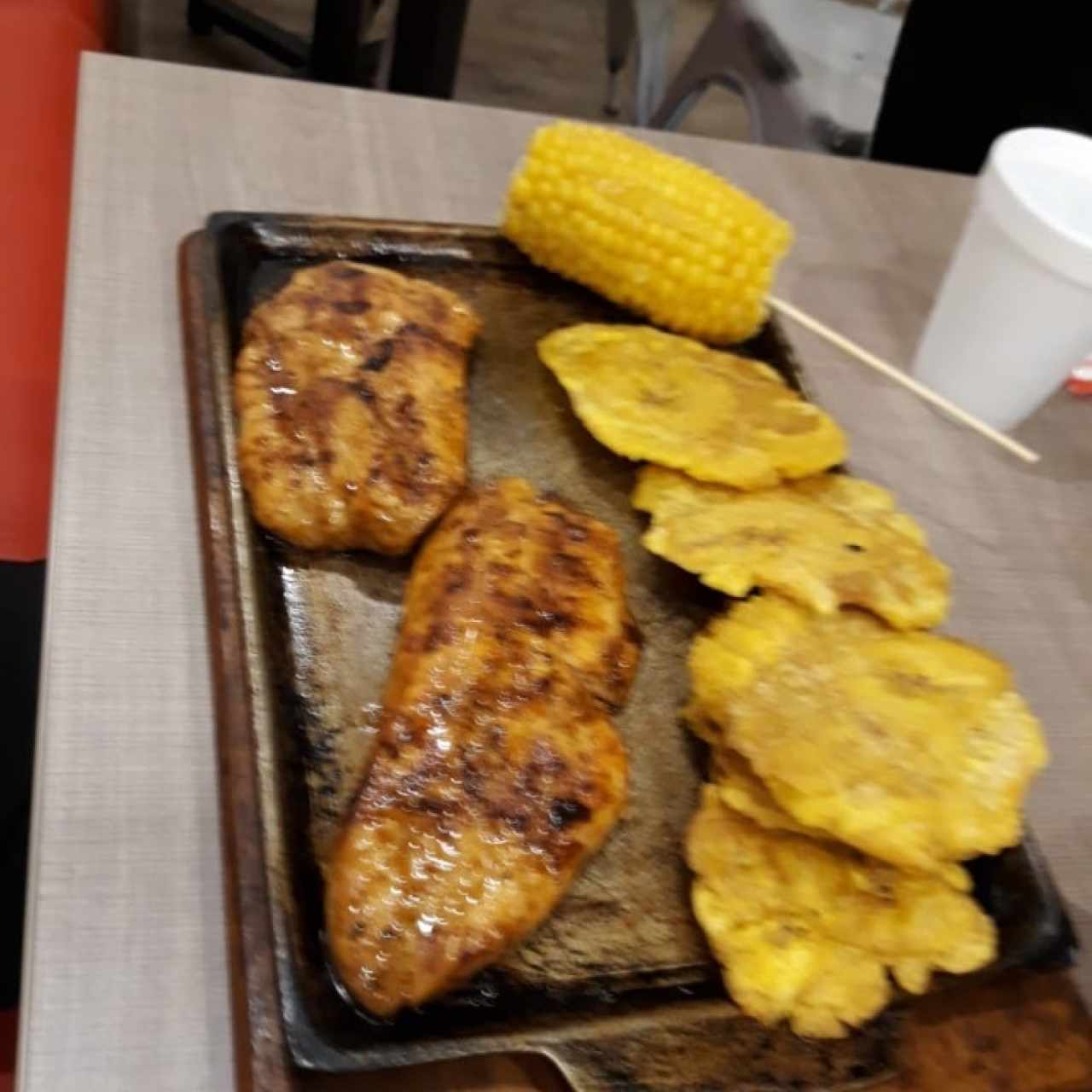 filete de Pollo y 2 acompañamientos