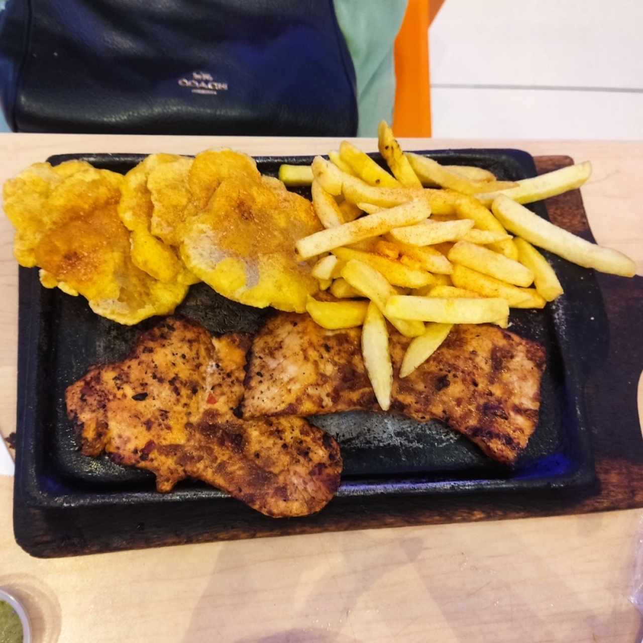 Filete de pechuga + chuleta de cerdo fresca con papas y patacones