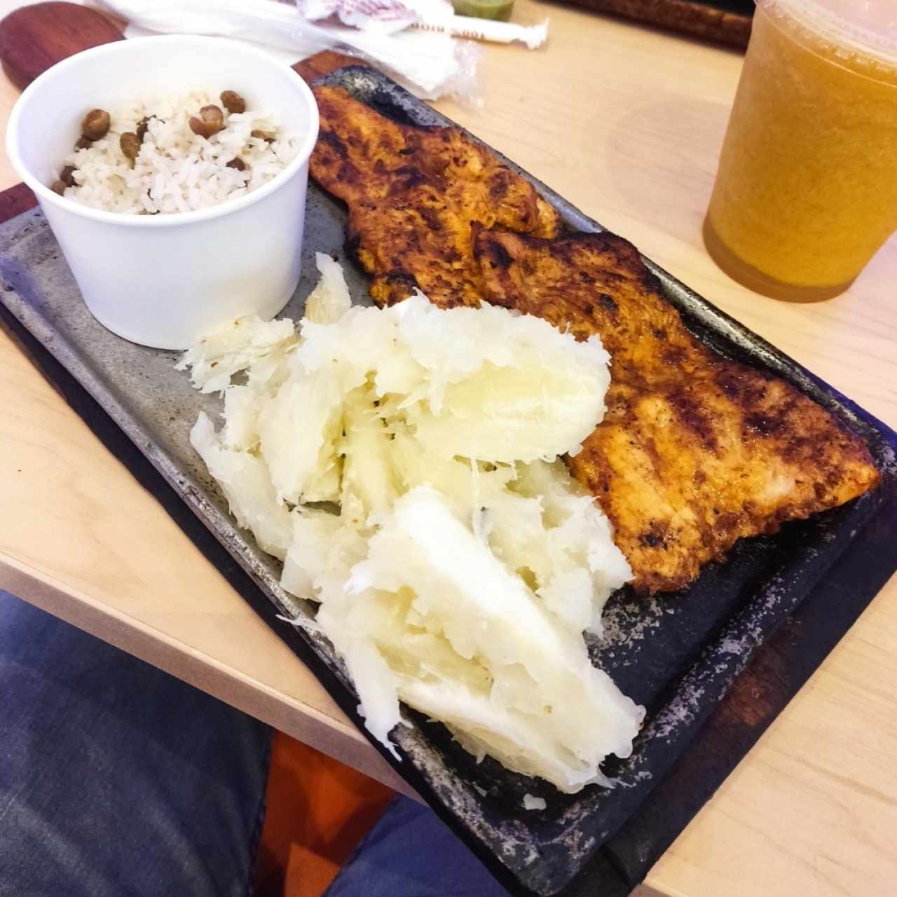 Filete de pechuga + chuleta de cerdo fresca con arroz de guandú y yuca