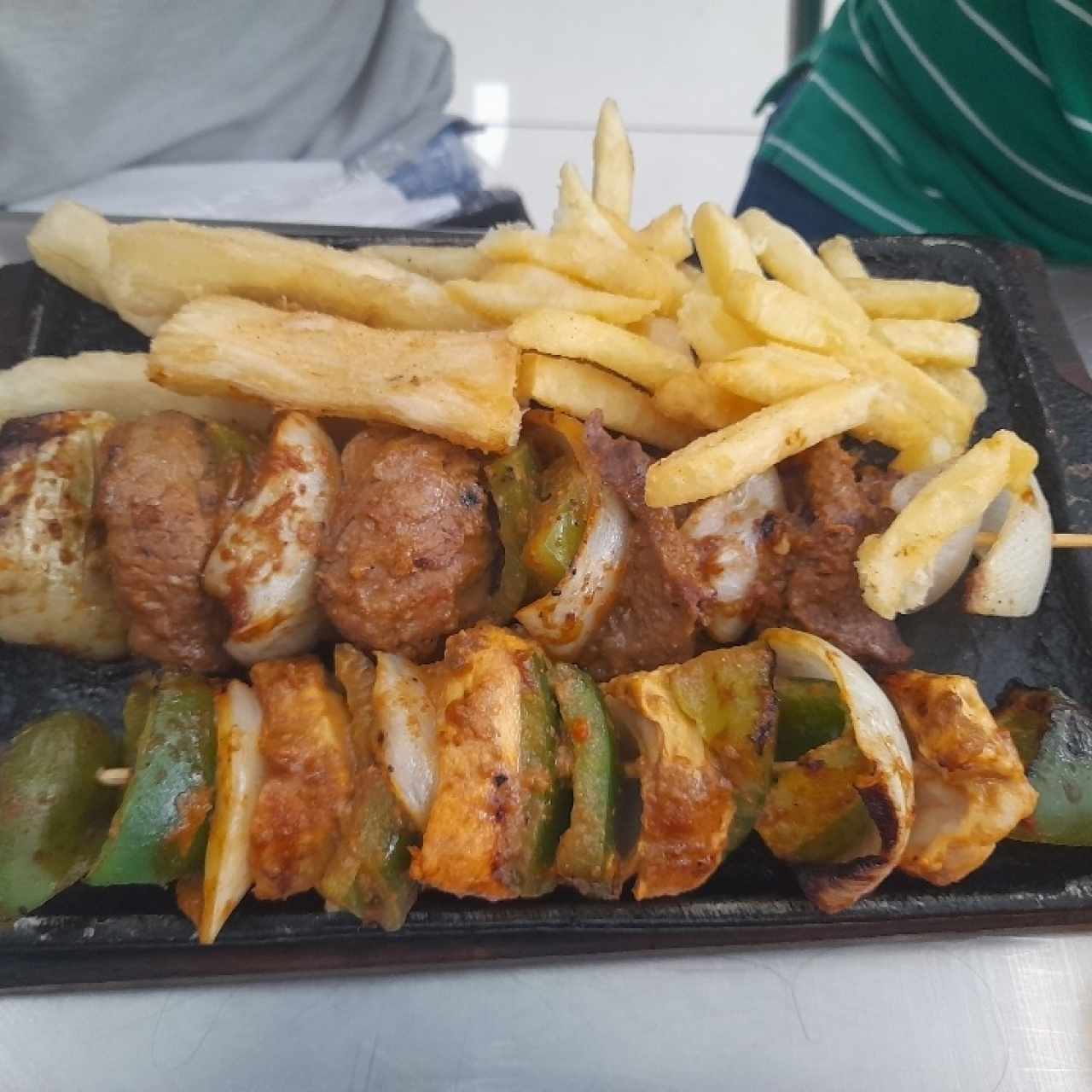 brochetas con papas y yucas fritas